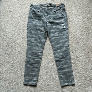 American Eagle camo jeggings